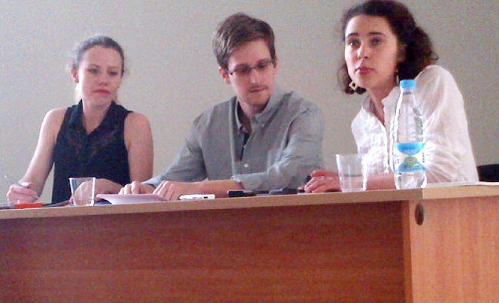 Foto yang dirilis Human Rights Watch menunjukkan Edward Snowden (tengah) pada pertemuan dengan para aktivis di Bandara Sheremetyevo di Moskwa, 12 Juli 2013. 