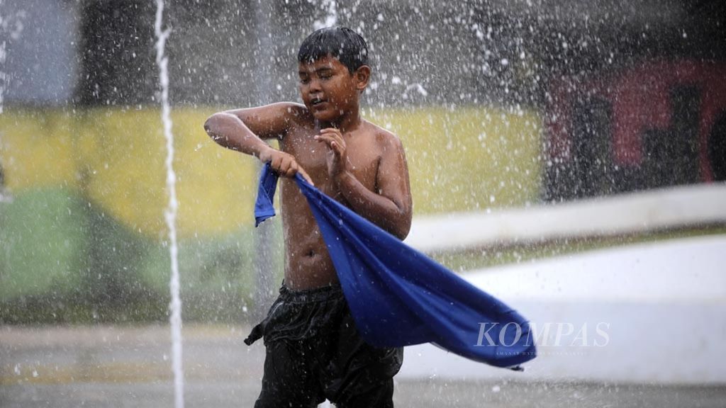 Anak-anak bermain di air mancur saat menunggu waktu berbuka puasa (ngabuburit) di Taman Assakinah, Ciganjur, Pasar Minggu, Jakarta Selatan, Jumat (10/5/2019). Taman publik menjadi salah satu tempat favorit untuk ngabuburit bagi warga Ibu Kota.