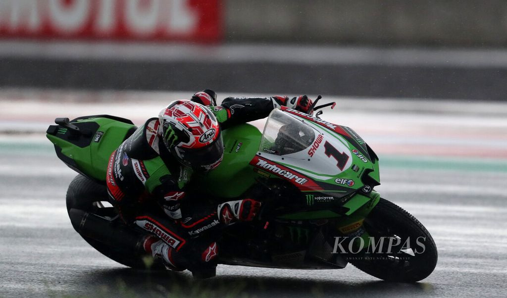 Pebalap Kawasaki Racing Jonathan Rea memacu motornya ZX-10R pada balap kedua Kejuaraan Dunia Superbike (WSBK) 2021 di Sirkuit Internasional Pertamina Mandalika di Pujut, Lombok Tengah, Nusa Tenggara Barat , Minggu (21/11/2021). 
