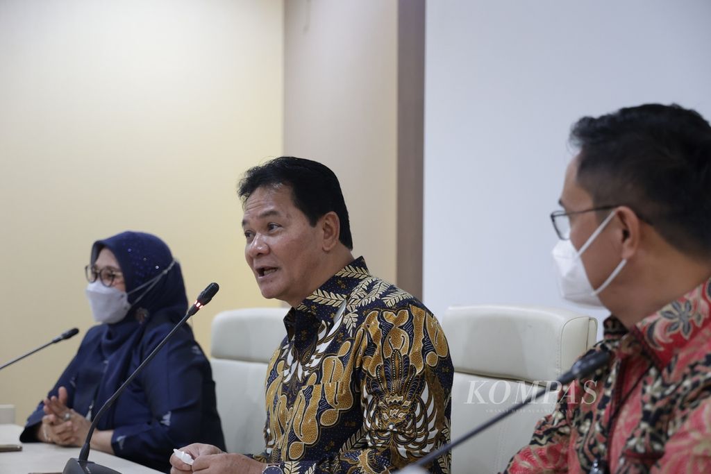 Ketua DKPP Heddy Lugito (tengah) didampingi anggota DKPP Muhammad Tio Aliansyah (kanan) dan Ratna Dewi Pettalolo memberikan keterangan kepada wartawan seusai bertemu Menkumham di Gedung Kemenkumham, Jakarta, Selasa (11/10/2022). 