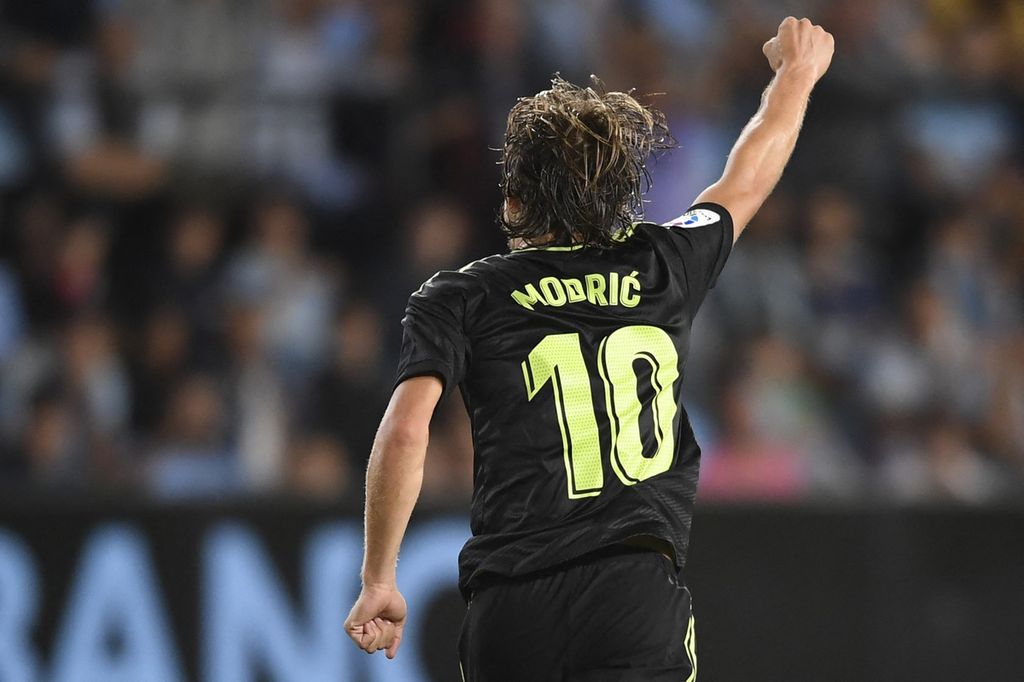 Pemain tengah Real Madrid Luka Modric merayakan gol yang dicetaknya dalam pertandingan Liga Spanyol antara Celta Vigo dan Real Madrid di Stadion Balaidos, Vigo, Minggu (21/8/2022). Real Madrid menundukkan Celta Vigo, 4-1.