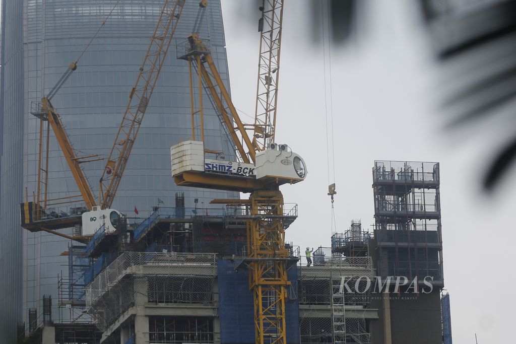 Pekerja menyelesaikan pembangunan apartemen di kawasan Setiabudi, Jakarta, 1 Mei 2023. Sebanyak 114,7 juta penduduk Indonesia diperkirakan segera masuk dalam kelas menengah.