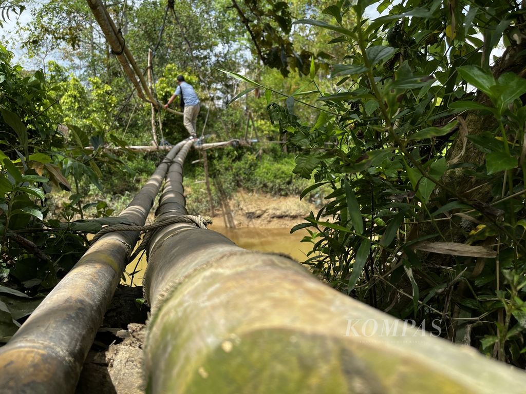 Sebuah jembatan bambu menjadi akses masyarakat untuk menyingkat jarak di Desa Lalowiu, Kabupaten Konawe Selatan, Sulawesi Tenggara, Rabu (14/9/2022).