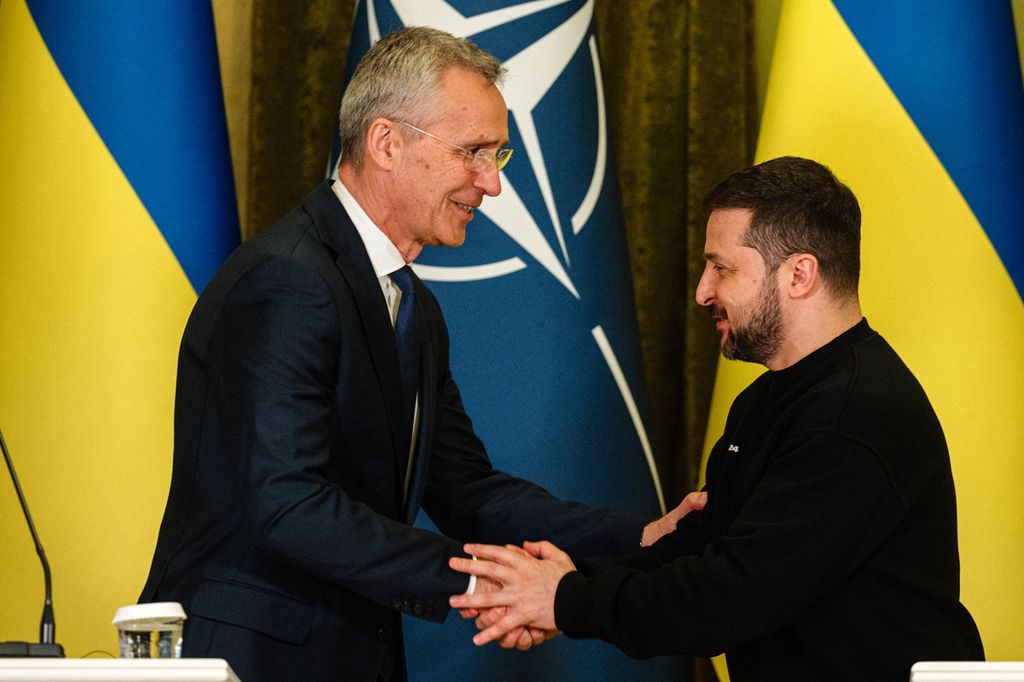 Sekretaris Jenderal NATO Jens Stoltenberg (kiri) bersalaman dengan Presiden Ukraina Volodymyr Zelenskyy seusai konferensi pers bersama di Kyiv, Kamis (20/4/2023). Ini merupakan kunjungan pertama Stoltenberg ke Ukraina sejak invasi Rusia lebih dari setahun lalu. 