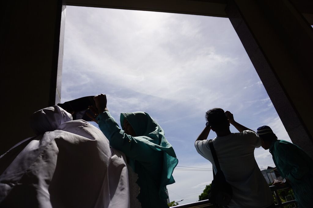 Seusai shalat gerhana, masyarakat menyaksikan fenomena gerhana matahari sebagian di Masjid Agung At Taqwa Balikpapan, Kalimantan Timur, Kamis (26/12/2019). Beberapa masyarakat nekat menggunakan kaca helmet berlapis untuk melihat fenomena alam itu.