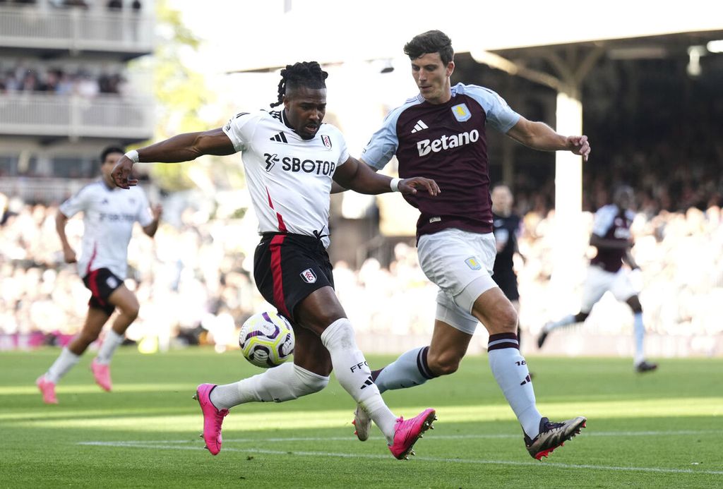 Logo perusahaan judi terpampang di kostum Fulham dan Aston Villa saat laga Liga Inggris di Craven Cottage, London, Sabtu (19/10/2024). Liga Primer akan melarang logo perusahaan judi di kostum pertandingan mulai 2026.