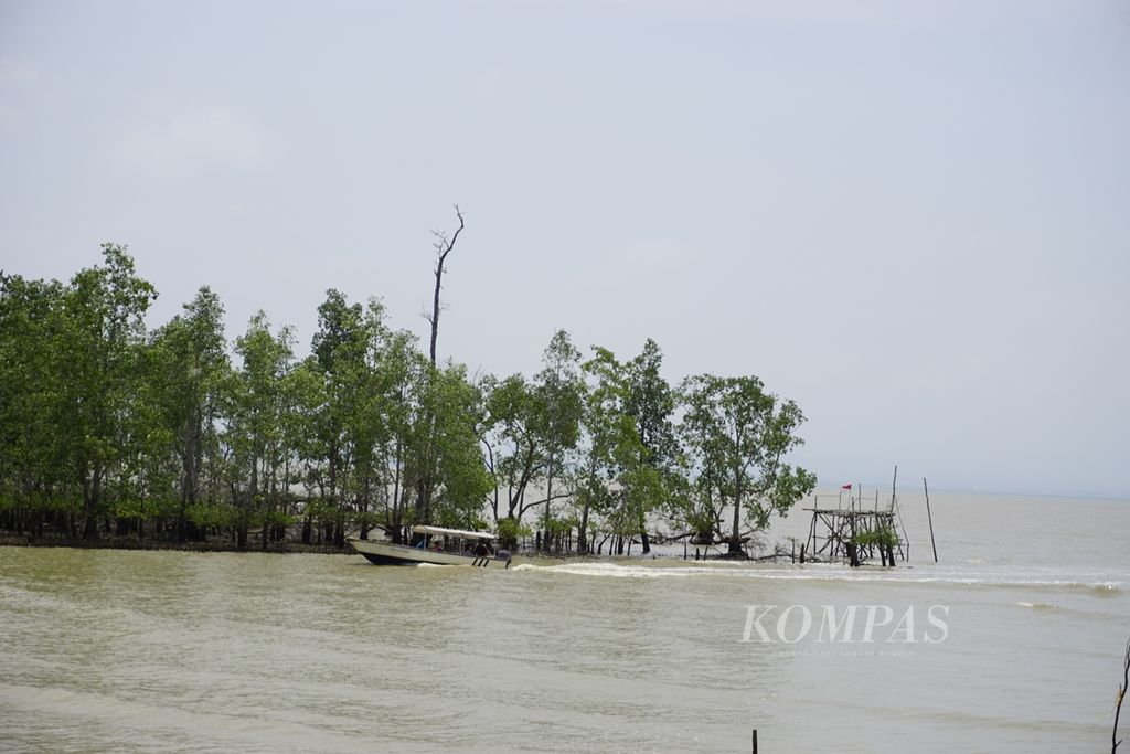 Perahu melintasi patok 1 perbatasan Indonesia-Malaysia di Sei Pancang, Kecamatan Sebatik Utara, Kalimantan Utara, Sabtu (10/8/2019).