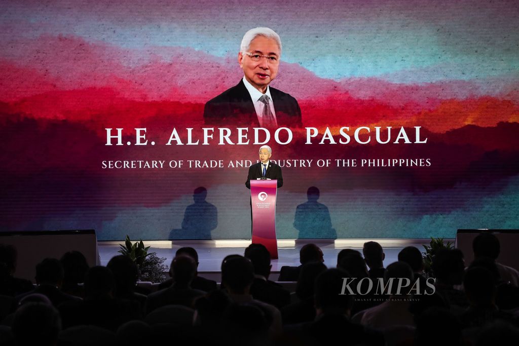 Sekretaris Departemen Perdagangan dan Industri Filipina Alfredo E Pascual berbicara dalam ASEAN Business & Investment Summit 2023 di Hotel Sultan, Jakarta, Senin (4/9/2023). 