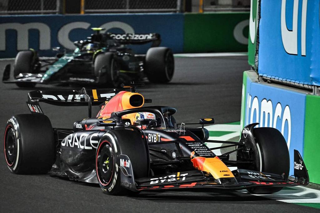 Pebalap tim Red Bull Racing Max Verstappen (kanan) menyalip pebalap tim Aston Martin Fernando Alonso pada ajang F1 Arab Saudi Arabia di Sirkuit Jeddah Corniche, Jeddah, Minggu (19/3/2023). Verstappen finis di posisi kedua pada ajang itu. 