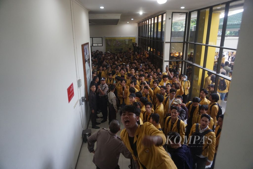 Hundreds of Jenderal Soedirman University students demonstrated at the Unsoed Rectorate Building, Purwokerto, Banyumas, Central Java, Monday (29/4/2024).