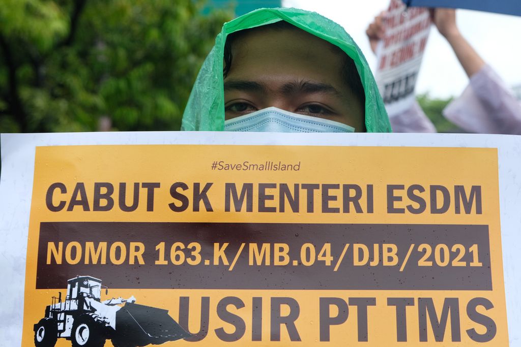 Salah satu peserta aksi membawa poster bertuliskan penolakan tambang emas di depan Gedung Mahkamah Agung, Jakarta Pusat, Kamis (17/11/2022).