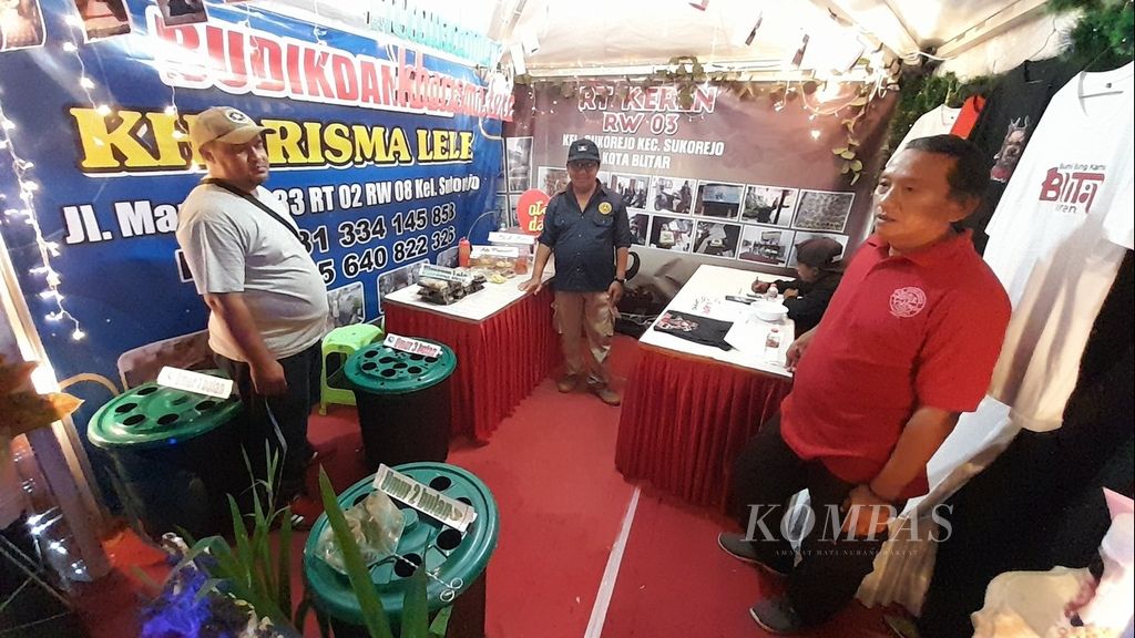 Stan pameran dari wilayah di lingkungan Kelurahan Sukorejo, Kecamatan Sukorejo, Kota Blitar, Jawa Timur, Jumat (9/12/2022) malam. Stand itu menjadi bagian dari pameran dalam rangka RT Keren Awards 2022 di Graha Patria, Kota Blitar.