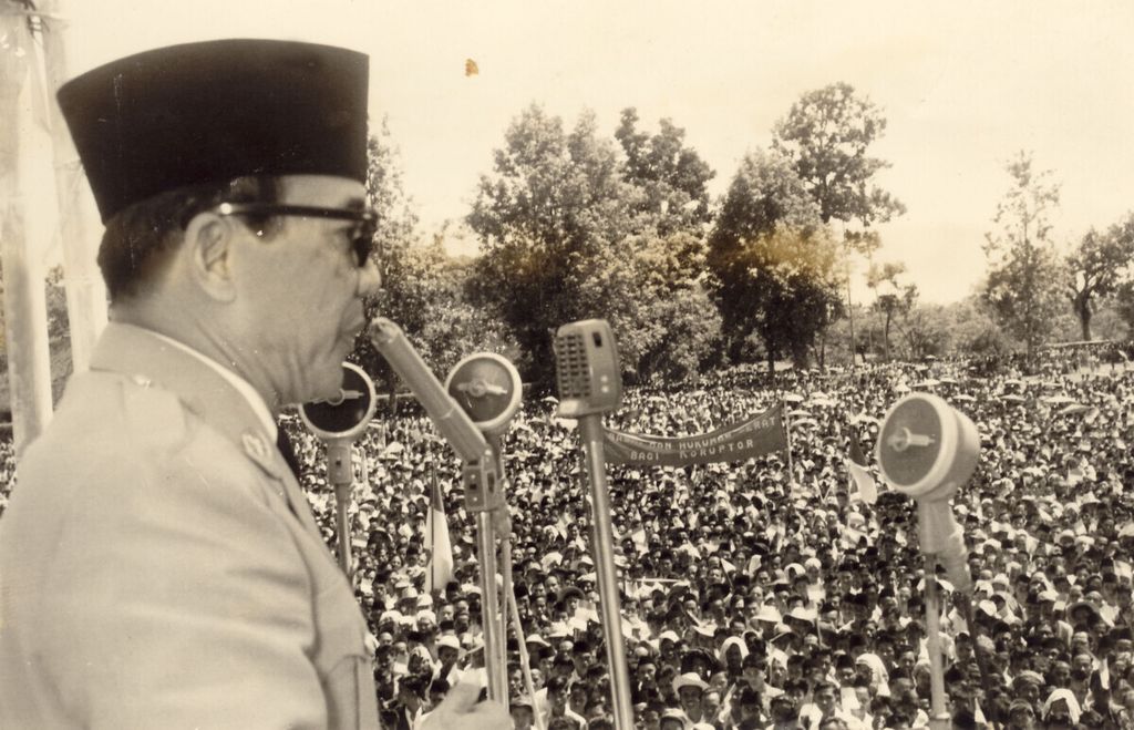 Dalam perjalanan Presiden Soekarno ke Cirebon, Jawa Barat, beliau sempat singgah di Subang untuk menghadiri rapat umum Merah Putih yang diadakan pada 30 April 1957. 