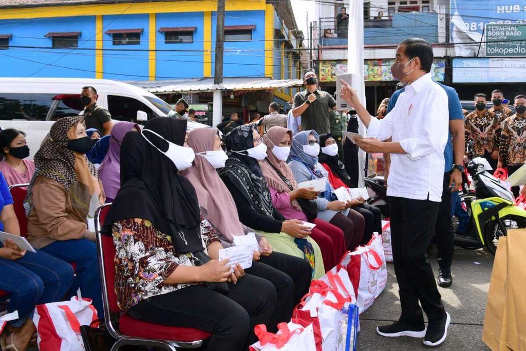 Presiden Joko Widodo didampingi Ibu Iriana Joko Widodo mengunjungi Pasar Cicaheum di Kota Bandung, Minggu (28/8/2022).