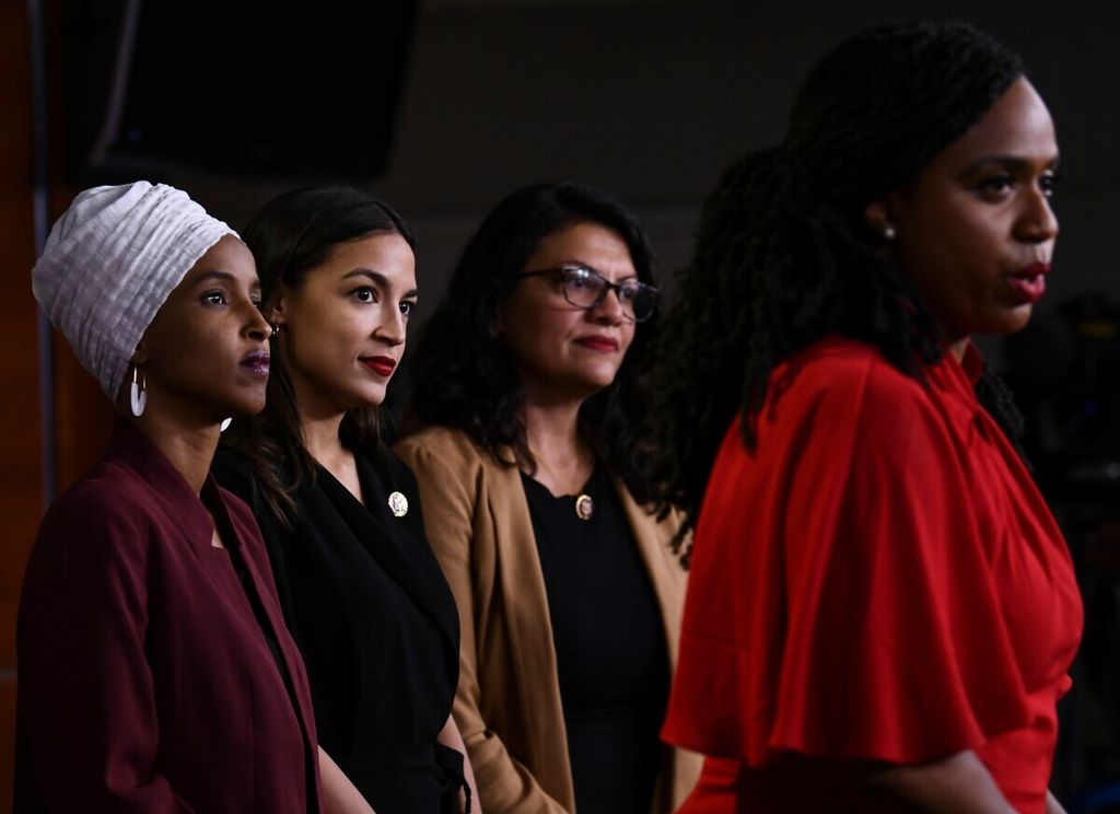 Anggota DPR AS, Ayanna Pressley (kanan), berpidato diikuti anggota DPR yang lain, Ilhan Abdullahi Omar (kiri), Rashida Tlaib (kedua dari kanan), dan Alexandria Ocasio-Cortez, dalam sebuah jumpa pers, 15 Juli 2019.