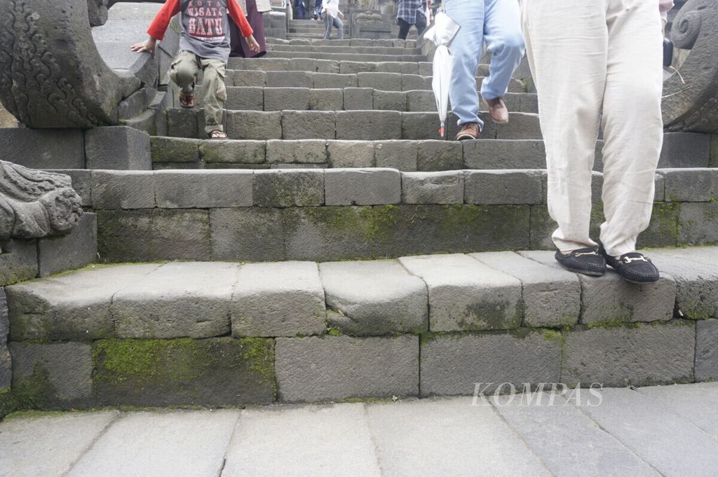 Sebagian batu tangga Candi Borobudur, Kabupaten Magelang, Jawa Tengah, cekung seperti terlihat, Minggu (9/2/2020) Kondisi batu yang cekung dan aus ini dipicu oleh banyaknya pijakan kaki pengunjung yang datang setiap hari.