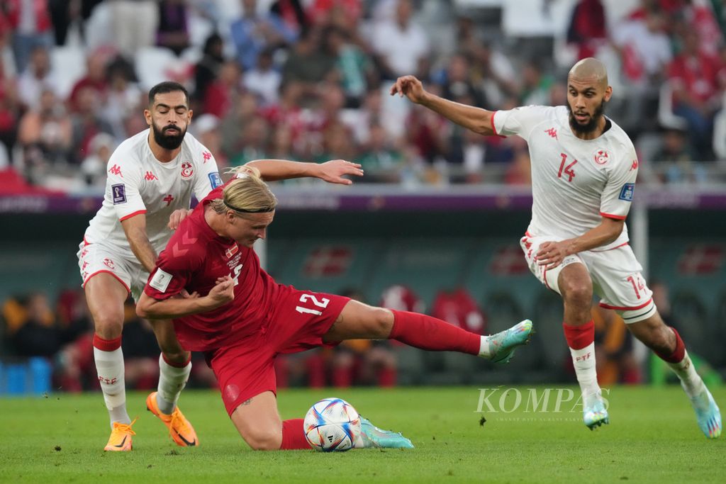 Pemain Denmark Kasper Dolberg terjatuh saat berlaga melawan tim Tunisia di babak fase grup C Piala Dunia 2022 di Stadion Education City, Qatar, Selasa (22/11/2022). Pertandingan berakhir imbang 0-0. 