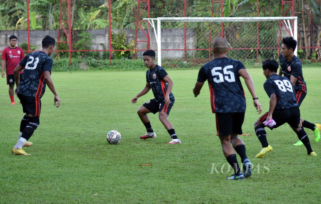 Bek sayap Persija Jakarta, Ilham Rio Fahmi (tengah), saat latihan di Sawangan, Depok, Jawa Barat, Senin (20/2/2023). Sembilan pemain muda Persija dipanggil mengikuti program pemusatan latihan jangka panjang tim U-20 Indonesia.