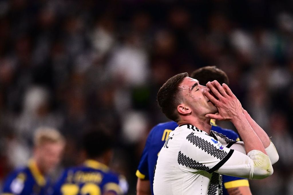 Reaksi penyerang Juventus, Dusan Vlahovic, setelah gagal memanfaatkan peluang gol dalam pertandingan Liga Italia Serie A antara Juventus dan Hellas Verona di Stadion Allianz, Turin, Minggu (2/4/2023). Juventus menang atas Hellas Verona, 1-0.