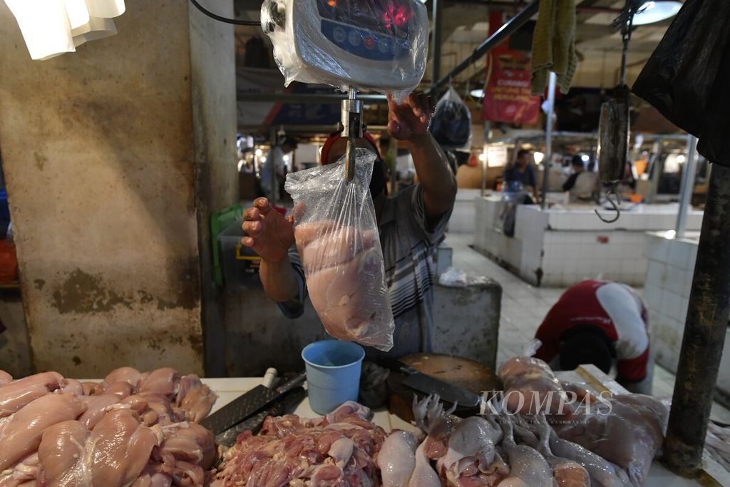 A seller packs chicken meat ordered by customers at Senen Market, Jakarta, on Wednesday (2/6/2021).