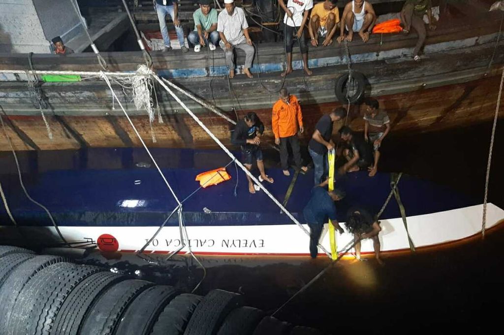 Tim SAR gabungan mengangkat kapal cepat Evelyn Calisca 01 di perairan sebelah timur Pulau Burung, Kecamatan Kateman, Kabupaten Indragiri Hilir, Riau, Kamis (27/4/2023).