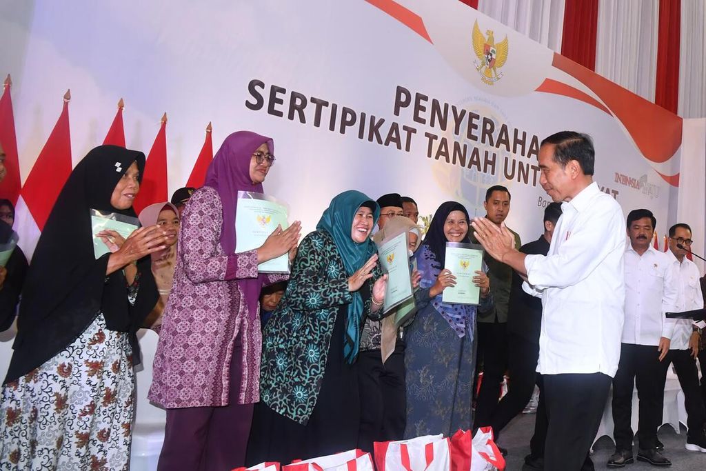 Presiden Joko Widodo membagikan 3.000 sertifikat kepada warga di Hall Gedung Indoor Si Jalak Harupat, Kabupaten Bandung, Jawa Barat, Sabtu (3/2/2024).