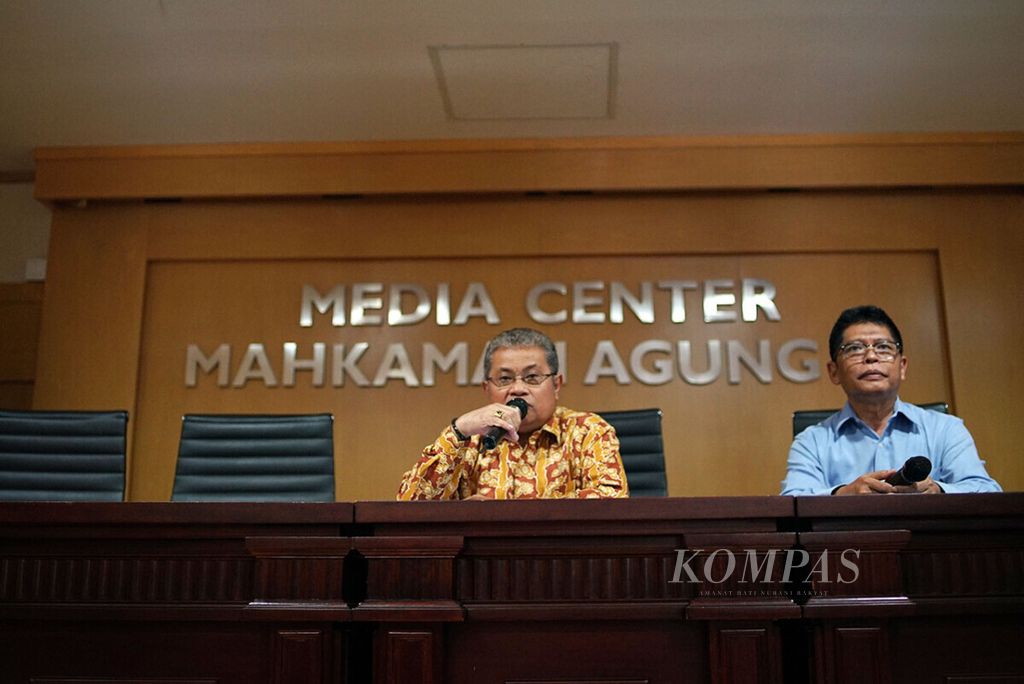Juru Bicara Mahkamah Agung Andi Samsan Ngaro (kiri) pada Senin (6/5/2019) di Jakarta, didampingi Abdullah dari Biro Humas dan Hukum MA.