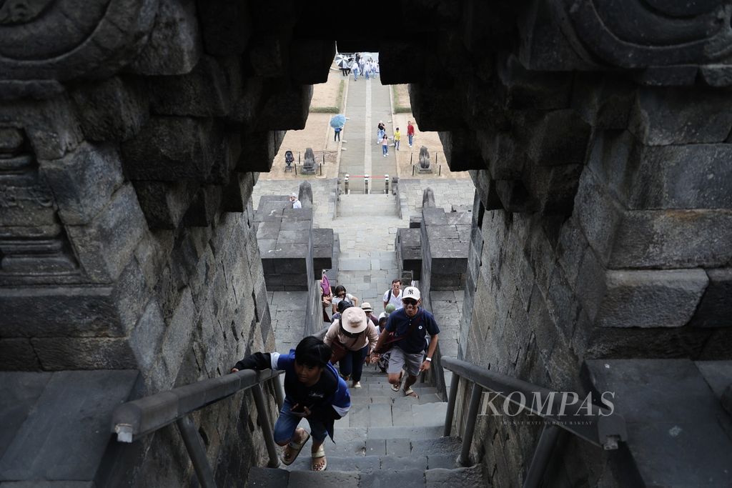 Wisatawan menaiki tangga di bangunan Candi Borobudur, Magelang, Jawa Tengah, Rabu (25/10/2023). 