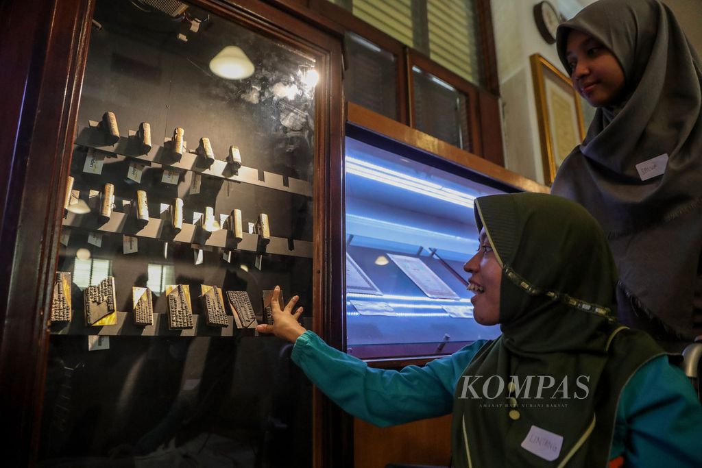 Seorang penyandang disabilitas melihat stampel lama yang dipamerkan di Museum Mandiri, Jakarta, Sabtu (29/07/2023). 