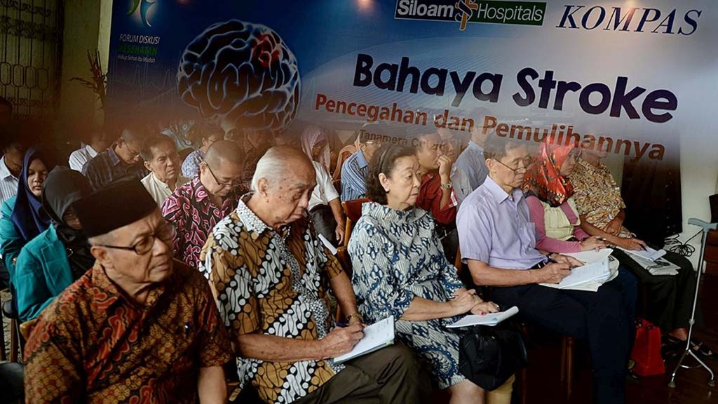 Warga mengikuti Forum Diskusi Kesehatan bertema Bahaya Stroke, Pencegahan & Pemulihannya yang diselenggarakan atas kerja sama harian <i>Kompas</i> dan Rumah Sakit Siloam di Tanamera Cuisine, Kebayoran Baru, Jakarta, Sabtu (29/7). 