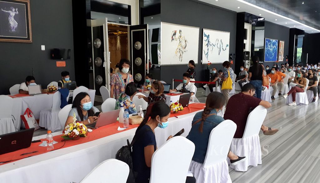 Program imunisasi vaksin Covid-19 di Provinsi Bali juga menjangkau para tenaga kerja kepariwisataan. Pemberian vaksin Covid-19 bagi pekerja pariwisata sejalan dengan penyiapan kawasan terlindungi dari penyakit Covid-19, atau green zone, di tiga lokasi di Bali. Program vaksinasi bagi pekerja pariwisata di Bali melibatkan pihak perhotelan, seperti penyelenggaraan imunisasi vaksin Covid-19 bagi pekerja pariwisata yang berlokasi di Harris Hotel and Residences Sunset Road, Denpasar Selatan, Kota Denpasar, Rabu (17/3/2021).