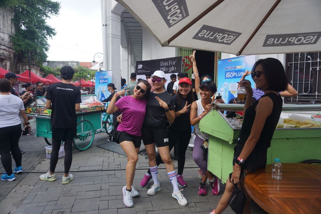 Para pelari berfoto bersama sebelum mengikuti Run for Gilo-gilo di Kota Lama Semarang, Jawa Tengah, Sabtu (17/12/2022). Ajang ini sebagai acara pembuka bagi Lomba Lari Semarang 10K Powered by Isoplus.
