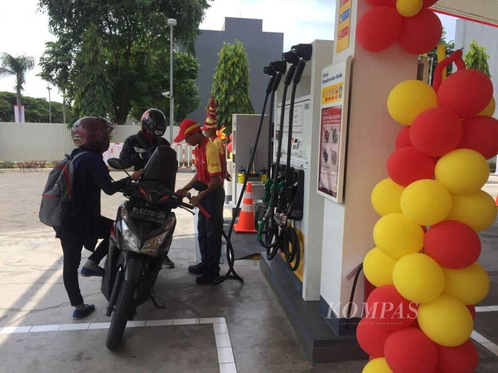 Konsumen mengisi bensin di SPBU Shell di Jalan Mayjen Yono Soewoyo, Surabaya, Jawa Timur, yang kembali dibuka pada Kamis (16/1/2019). Shell pernah mengoperasikan SPBU di sana kurun 2009-2014. Setelah lima tahun tidak beroperasi, Shell kembali membuka SPBU di empat lokasi di Surabaya dan Sidoarjo.