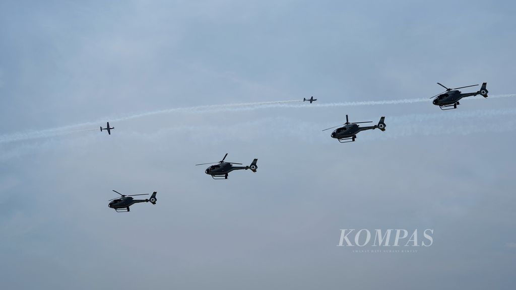 Helikopter EC120B Colibri beraksi dalam gladi kotor Hari Ulang Tahun Ke-77 TNI Angkatan Udara di Pangkalan TNI AU Halim Perdanakusuma, Jakarta Timur, Rabu (5/4/2023). 
