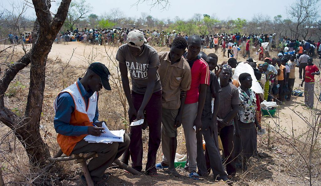Antran pengungsi dari Sudan Selatan mendaftar untuk memperoleh bantuan dari Program Pangan Dunia (WFP) di lokasi pengungsian di Bidi Bidi, Arua, Uganda, Rabu (22/2). PBB mengatakan lebih dari 1,5 juta pencari suaka telah berlindung di Uganda, sejak perang saudara meletus di Sudan Selatan Desember 2013.