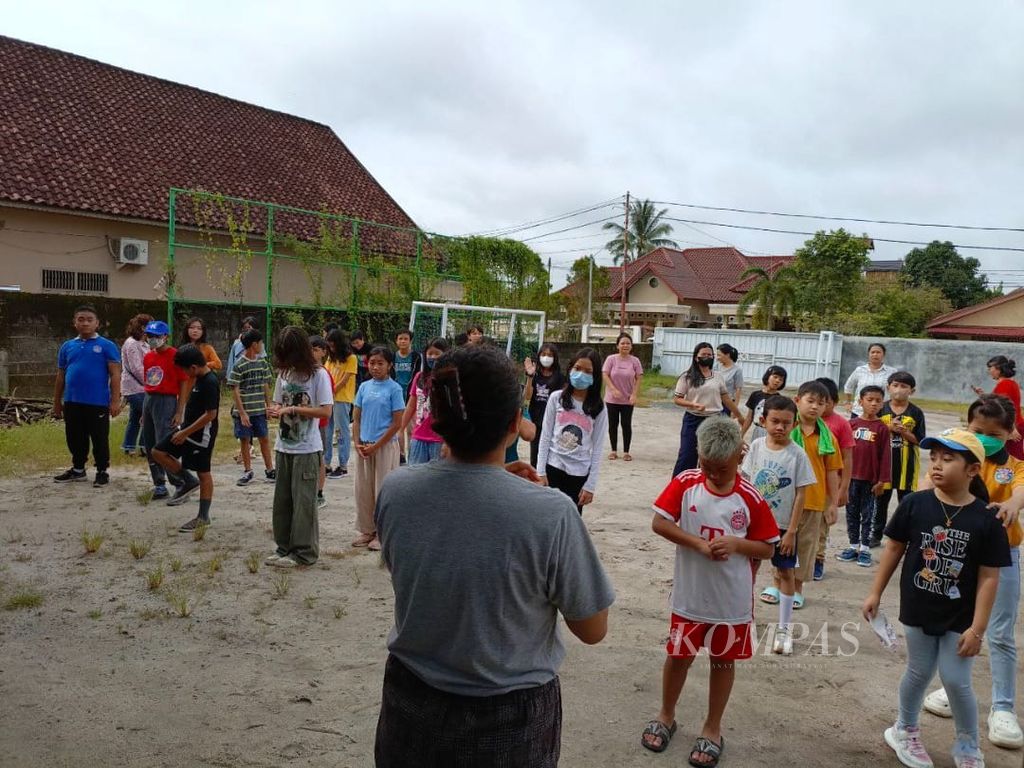 Salah satu pendidik di Pusat Kegiatan Belajar Masyarakat Homy School memberikan materi ajar dengan situasi kelas yang tidak monoton di Kota Palangka Raya, Kalimantan Tengah, Rabu (12/6/2024). 