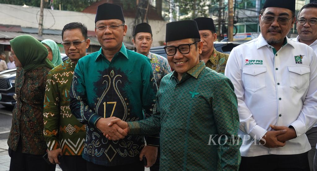 Ketua Umum PKB Muhaimin Iskandar menyalami Plt Ketua Umum PPP Muhammad Mardiono yang datang berkunjung di Kantor DPP PKB, Jakarta, Senin (29/4/2024).