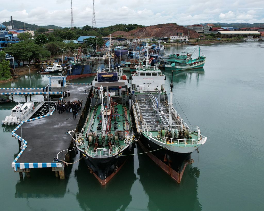 Kapal Tanker (MT) Zakira (kiri) masih ditahan di dermaga Badan Keamanan Laut di Batam, Kepulauan Riau, Rabu (5/10/2022). Sebelumnya, kapal itu ditangkap Direktorat Jenderal Bea dan Cukai karena diduga mengangkut 629,3 kiloliter solar ilegal dari Malaysia pada 25 September lalu. 