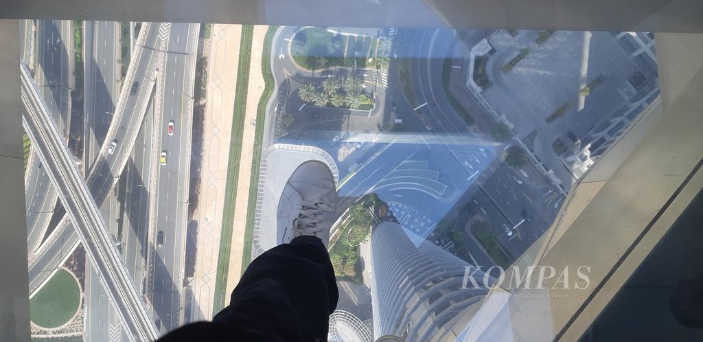 Pemandangan jaringan jalan di kota Diubai, Uni Emirat Arab, yang diambil dari lantai jembatan kaca di gedung pencakar langit Sky View, Sabtu (23/3/2024).