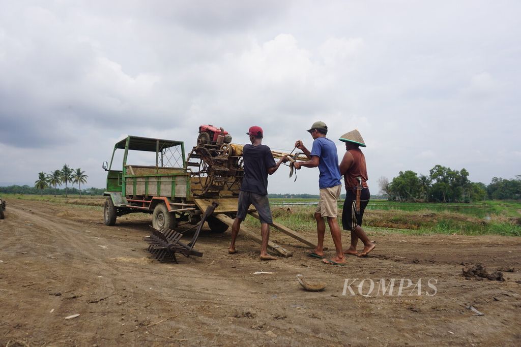 Petani sedang menyiapkan peralatan dan traktor untuk mengolah sawah di Desa Bulupayung, Kecamatan Patimuan, Kabupaten Cilacap, Jawa Tengah, Selasa (9/1/2024). 