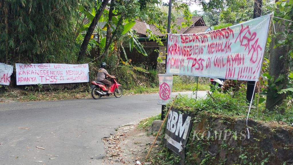 Spanduk-spanduk penolakan mulai terpasang di sekitar lokasi yang semula direncanakan menjadi tempat penampungan sampah sementara di Dusun Karanggeneng, Desa Umbulharjo, Kecamatan Cangkringan, Kabupaten Sleman, Daerah Istimewa Yogyakarta, Rabu (26/7/2023).