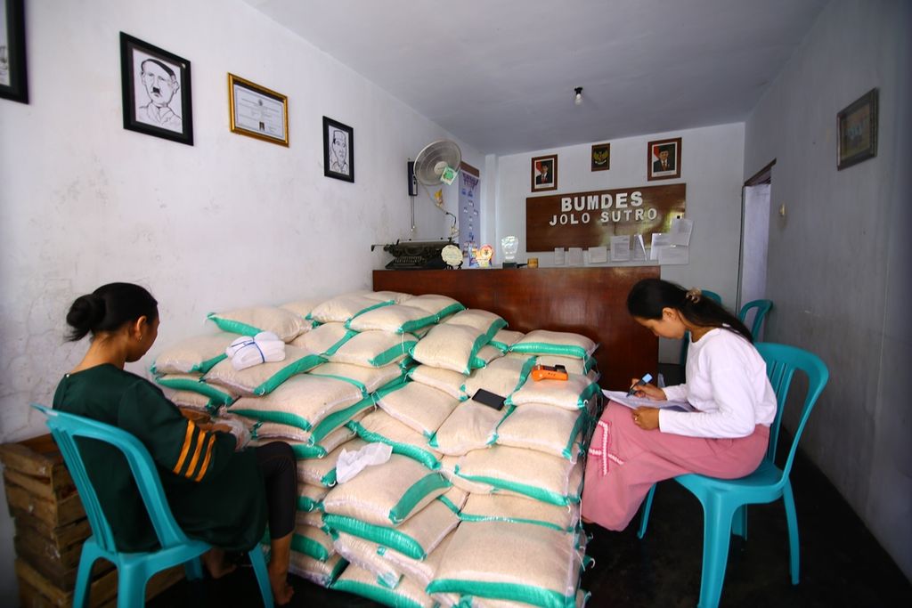 Dua pengurus BUMDes Jolo Sutro mendata sejumlah bahan pokok sebelum dibagikan kepada penerima program Bantuan Pangan Non-Tunai di kantor BUMDes Jolo Sutro di Desa Kemiren, Banyuwangi, Jatim,  Senin (2/12/2019). 