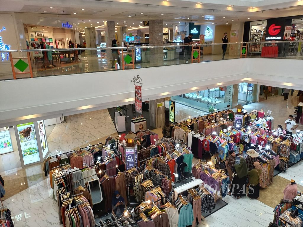 Sejumlah toko dan stan di pusat perbelanjaan Malioboro Mall, Kota Yogyakarta, terlihat beroperasi seperti biasa, Selasa (13/9/2022). 
