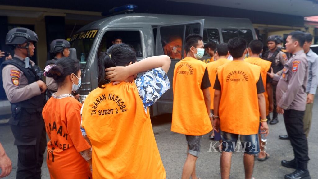 Para tersangka kasus tindak pidana narkotika digiring menuju mobil tahanan setelah menyaksikan pemusnahan barang bukti narkoba di Banjarmasin, Kalimantan Selatan, Rabu (28/2/2024). Sebanyak 17,74 kilogram sabu dan 4.560 butir ekstasi dimusnahkan pada kesempatan kali ini.
