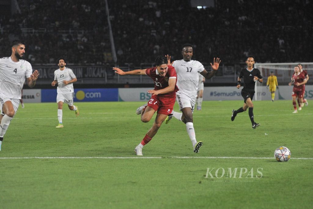 Penyerang tim nasional Indonesia, Rafael Struick (kiri), berusaha melewati bek Palestina, Mousa Farawi, pada laga persahabatan di Stadion Gelora Bung Tomo, Surabaya, Jawa Timur, Rabu (14/6/2023). Laga berakhir imbang, 0-0. 