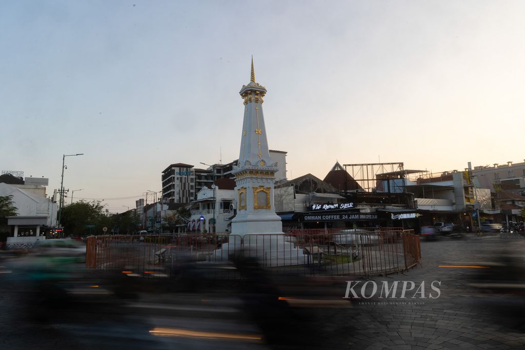 Kendaraan melintas saat senja di simpang Tugu Yogyakarta, Kota Yogyakarta, Selasa (19/9/2023). Tugu Yogyakarta merupakan salah satu bangunan bersejarah yang ada di kawasan Sumbu Filosofis. 