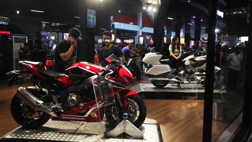 Pengunjung melihat kendaraan yang dipamerkan di arena Pekan Raya Jakarta (PRJ) di Kemayoran, Jakarta Pusat, Sabtu (16/6/2018). Penjualan otomotif pada saat ajang PRJ menyumbang sekitar 35 persen dari total transaksi selama pameran.