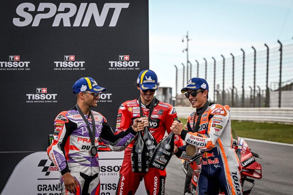 Para pemenang balapan sprint MotoGP seri Portugal yaitu pebalap Ducati Francesco Bagnaia (tengah) finis pertama, pebalap Ducati Jorge Martin (kiri) finis kedua, dan pebalap Honda Marc Marquez finis ketiga, melakukan selebrasi di Sirkuit Internasional Algarve, Portimao, Portugal, Sabtu (25/3/2023) waktu setempat atau Minggu (26/3/2023) dini hari WIB. 