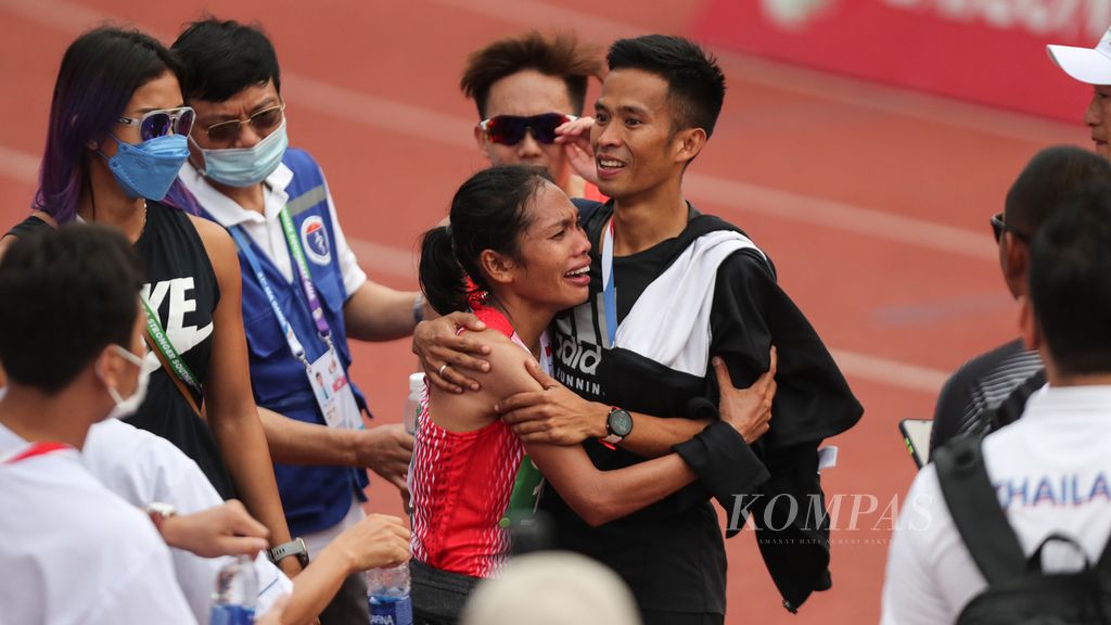  IIndonesian runner Odekta Elvina Naibaho is welcomed by members of the Indonesian team after entering the marathon finish at the 2021 SEA Games Vietnam at My Dinh Stadium, Hanoi, Vietnam, Thursday (19/5/2022). Odekta presented a gold medal to Indonesia by winning the number.