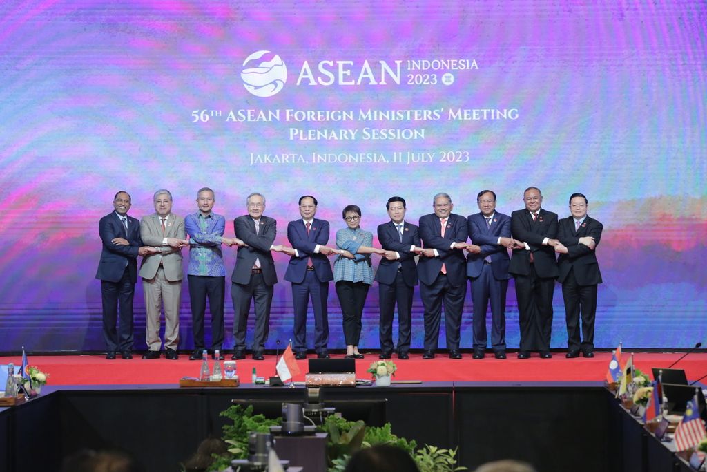 Para menteri luar negeri ASEAN menghadiri sesi pleno Pertemuan Para Menlu ASEAN (ASEAN Ministerial Meeting) 2023, Selasa (11/7/2023), di Jakarta. 